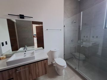 SE VENDE ESPLENDIDA RESIDENCIA LAGOS DEL SOL 4 REC, CTO SERV C/B, AREA TV, ALBERCA, CASA CLUB