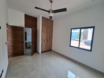 SE VENDE ESPLENDIDA RESIDENCIA LAGOS DEL SOL 4 REC, CTO SERV C/B, AREA TV, ALBERCA, CASA CLUB