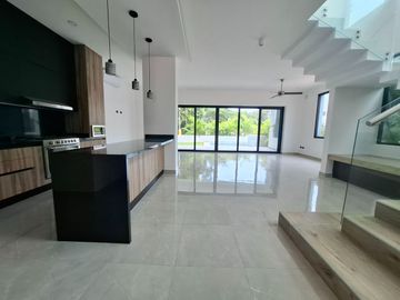 SE VENDE ESPLENDIDA RESIDENCIA LAGOS DEL SOL 4 REC, CTO SERV C/B, AREA TV, ALBERCA, CASA CLUB