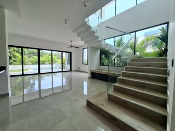 SE VENDE ESPLENDIDA RESIDENCIA LAGOS DEL SOL 4 REC, CTO SERV C/B, AREA TV, ALBERCA, CASA CLUB