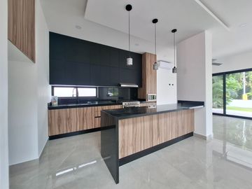 SE VENDE ESPLENDIDA RESIDENCIA LAGOS DEL SOL 4 REC, CTO SERV C/B, AREA TV, ALBERCA, CASA CLUB