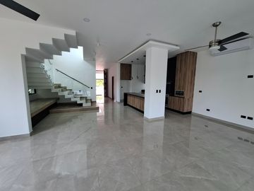 SE VENDE ESPLENDIDA RESIDENCIA LAGOS DEL SOL 4 REC, CTO SERV C/B, AREA TV, ALBERCA, CASA CLUB