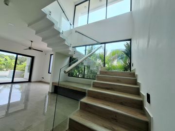 SE VENDE ESPLENDIDA RESIDENCIA LAGOS DEL SOL 4 REC, CTO SERV C/B, AREA TV, ALBERCA, CASA CLUB