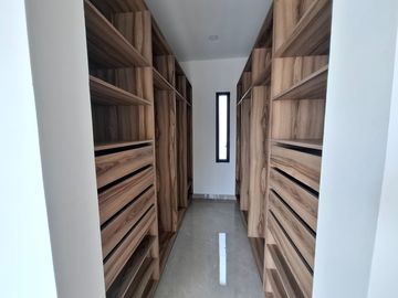 SE VENDE ESPLENDIDA RESIDENCIA LAGOS DEL SOL 4 REC, CTO SERV C/B, AREA TV, ALBERCA, CASA CLUB