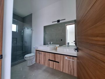 SE VENDE ESPLENDIDA RESIDENCIA LAGOS DEL SOL 4 REC, CTO SERV C/B, AREA TV, ALBERCA, CASA CLUB