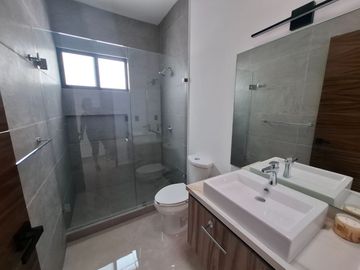 SE VENDE ESPLENDIDA RESIDENCIA LAGOS DEL SOL 4 REC, CTO SERV C/B, AREA TV, ALBERCA, CASA CLUB