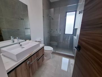 SE VENDE ESPLENDIDA RESIDENCIA LAGOS DEL SOL 4 REC, CTO SERV C/B, AREA TV, ALBERCA, CASA CLUB