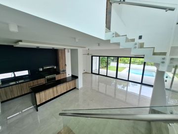 SE VENDE ESPLENDIDA RESIDENCIA LAGOS DEL SOL 4 REC, CTO SERV C/B, AREA TV, ALBERCA, CASA CLUB