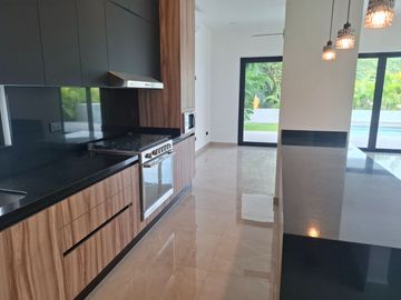 SE VENDE ESPLENDIDA RESIDENCIA LAGOS DEL SOL 4 REC, CTO SERV C/B, AREA TV, ALBERCA, CASA CLUB