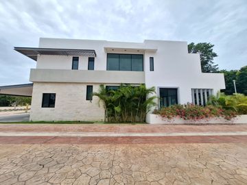 SE VENDE ESPLENDIDA RESIDENCIA LAGOS DEL SOL 4 REC, CTO SERV C/B, AREA TV, ALBERCA, CASA CLUB