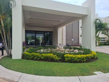 SE VENDE ESPLENDIDA RESIDENCIA LAGOS DEL SOL 4 REC, CTO SERV C/B, AREA TV, ALBERCA, CASA CLUB