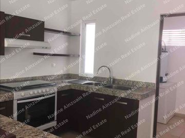 EN RENTA CASA UBICADA EN RESIDENCIAL PALMARIS CANCÚN, SOBRE AV.HUAYACAN, 3 RECÁMARAS + ÁREA DE TV, ALBERCA PRIVADA.