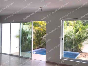 EN RENTA CASA UBICADA EN RESIDENCIAL PALMARIS CANCÚN, SOBRE AV.HUAYACAN, 3 RECÁMARAS + ÁREA DE TV, ALBERCA PRIVADA.