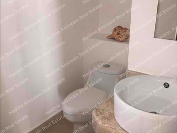EN RENTA CASA UBICADA EN RESIDENCIAL PALMARIS CANCÚN, SOBRE AV.HUAYACAN, 3 RECÁMARAS + ÁREA DE TV, ALBERCA PRIVADA.