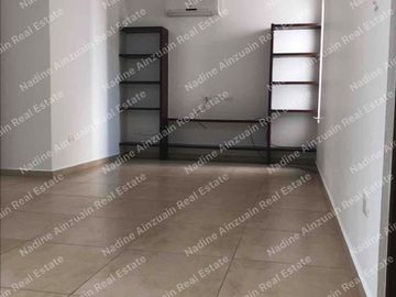 EN RENTA CASA UBICADA EN RESIDENCIAL PALMARIS CANCÚN, SOBRE AV.HUAYACAN, 3 RECÁMARAS + ÁREA DE TV, ALBERCA PRIVADA.
