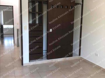 EN RENTA CASA UBICADA EN RESIDENCIAL PALMARIS CANCÚN, SOBRE AV.HUAYACAN, 3 RECÁMARAS + ÁREA DE TV, ALBERCA PRIVADA.