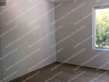 EN RENTA CASA UBICADA EN RESIDENCIAL PALMARIS CANCÚN, SOBRE AV.HUAYACAN, 3 RECÁMARAS + ÁREA DE TV, ALBERCA PRIVADA.