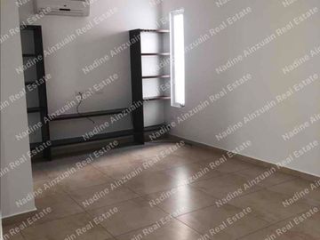 EN RENTA CASA UBICADA EN RESIDENCIAL PALMARIS CANCÚN, SOBRE AV.HUAYACAN, 3 RECÁMARAS + ÁREA DE TV, ALBERCA PRIVADA.