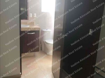 EN RENTA CASA UBICADA EN RESIDENCIAL PALMARIS CANCÚN, SOBRE AV.HUAYACAN, 3 RECÁMARAS + ÁREA DE TV, ALBERCA PRIVADA.