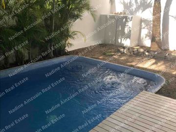 EN RENTA CASA UBICADA EN RESIDENCIAL PALMARIS CANCÚN, SOBRE AV.HUAYACAN, 3 RECÁMARAS + ÁREA DE TV, ALBERCA PRIVADA.