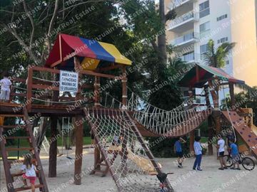 EN RENTA CASA UBICADA EN RESIDENCIAL PALMARIS CANCÚN, SOBRE AV.HUAYACAN, 3 RECÁMARAS + ÁREA DE TV, ALBERCA PRIVADA.