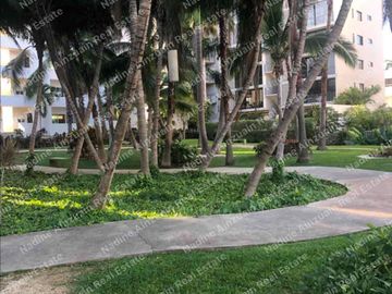 EN RENTA CASA UBICADA EN RESIDENCIAL PALMARIS CANCÚN, SOBRE AV.HUAYACAN, 3 RECÁMARAS + ÁREA DE TV, ALBERCA PRIVADA.