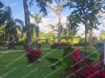 EN RENTA CASA UBICADA EN RESIDENCIAL PALMARIS CANCÚN, SOBRE AV.HUAYACAN, 3 RECÁMARAS + ÁREA DE TV, ALBERCA PRIVADA.