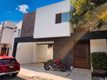 VENTA Casa en Cumbres de Santiago, Santiago, N.L.