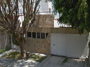 CASA EN PUEBLA SUPER AMPLIA, ACABADOS DE LUJOS, CUENTA CON TODOS LOS SERVICIOS Y AMENIDADES.