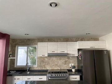 CASA EN VENTA CON ALBERCA, JACUZZI Y ROOF GARDEN EN CUAUTLA, MORELOS