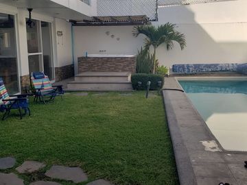 CASA EN VENTA CON ALBERCA, JACUZZI Y ROOF GARDEN EN CUAUTLA, MORELOS