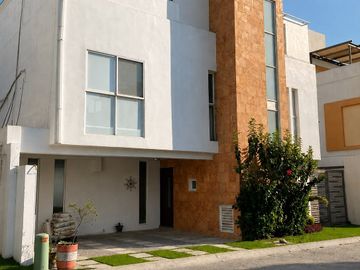CASA EN VENTA CON ALBERCA, JACUZZI Y ROOF GARDEN EN CUAUTLA, MORELOS