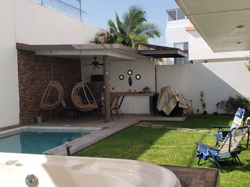 CASA EN VENTA CON ALBERCA, JACUZZI Y ROOF GARDEN EN CUAUTLA, MORELOS