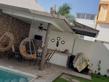 CASA EN VENTA CON ALBERCA, JACUZZI Y ROOF GARDEN EN CUAUTLA, MORELOS