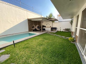 CASA EN VENTA CON ALBERCA, JACUZZI Y ROOF GARDEN EN CUAUTLA, MORELOS