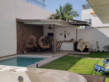 CASA EN VENTA CON ALBERCA, JACUZZI Y ROOF GARDEN EN CUAUTLA, MORELOS