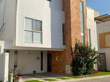 CASA EN VENTA CON ALBERCA, JACUZZI Y ROOF GARDEN EN CUAUTLA, MORELOS