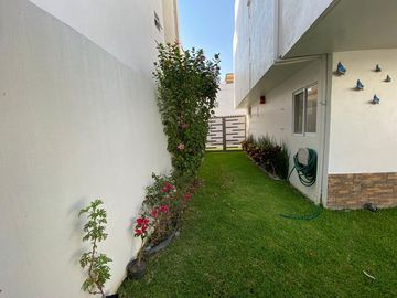 CASA EN VENTA CON ALBERCA, JACUZZI Y ROOF GARDEN EN CUAUTLA, MORELOS