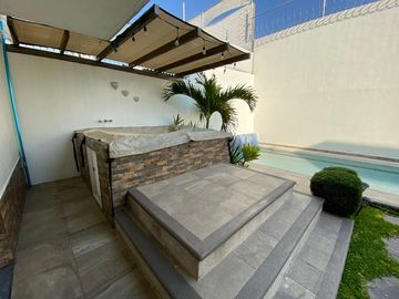 CASA EN VENTA CON ALBERCA, JACUZZI Y ROOF GARDEN EN CUAUTLA, MORELOS