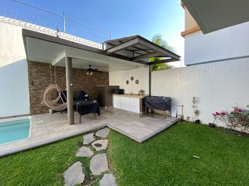 CASA EN VENTA CON ALBERCA, JACUZZI Y ROOF GARDEN EN CUAUTLA, MORELOS