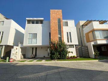 CASA EN VENTA CON ALBERCA, JACUZZI Y ROOF GARDEN EN CUAUTLA, MORELOS
