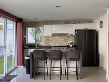 CASA EN VENTA CON ALBERCA, JACUZZI Y ROOF GARDEN EN CUAUTLA, MORELOS