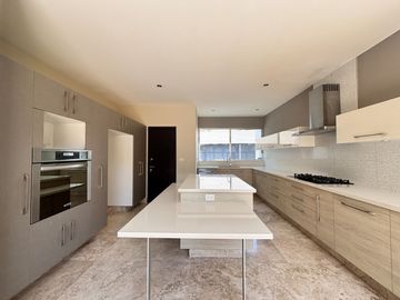 🌟 Residencia Moderna en Renta con Alberca y Jacuzzi en Jurica | $70,000 MXN/mes
