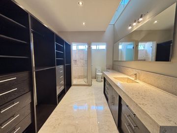🌟 Residencia Moderna en Renta con Alberca y Jacuzzi en Jurica | $70,000 MXN/mes