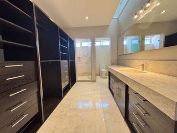 🌟 Residencia Moderna en Renta con Alberca y Jacuzzi en Jurica | $70,000 MXN/mes