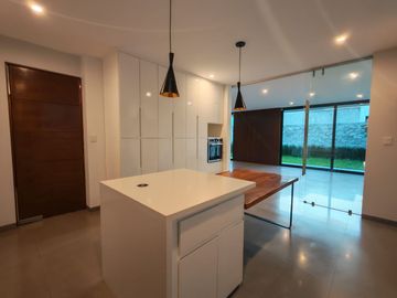 Casa seminueva en Lomas de Angelópolis Puebla con doble altura y roof garden techado