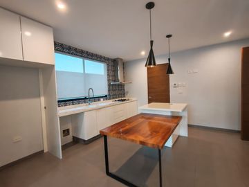 Casa seminueva en Lomas de Angelópolis Puebla con doble altura y roof garden techado