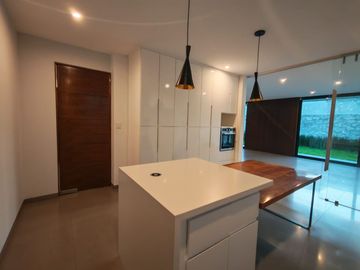 Casa seminueva en Lomas de Angelópolis Puebla con doble altura y roof garden techado