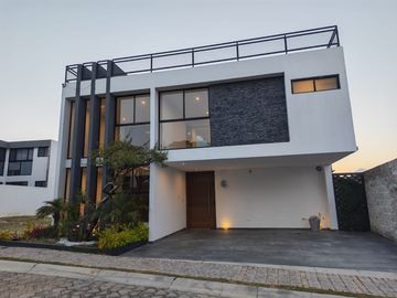 Casa seminueva en Lomas de Angelópolis Puebla con doble altura y roof garden techado
