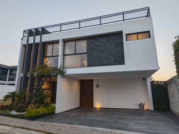 Casa seminueva en Lomas de Angelópolis Puebla con doble altura y roof garden techado
